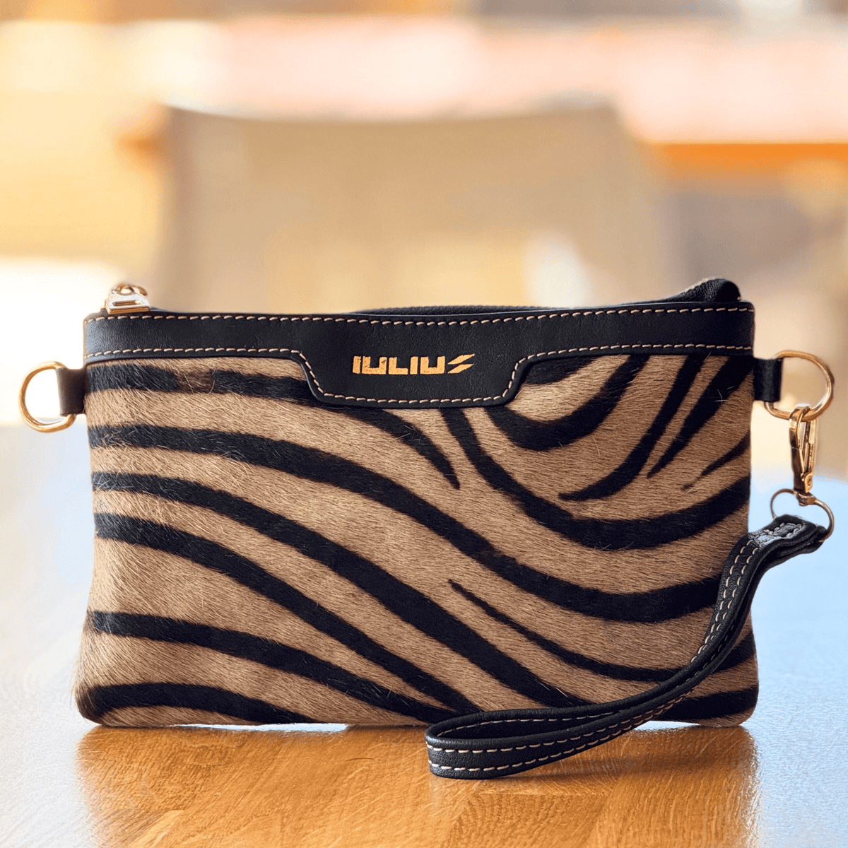 Cartera de Mano de Cuero Negro con Solapa Pelo Cebra – Piel Genuina – IULIUS - cristishop