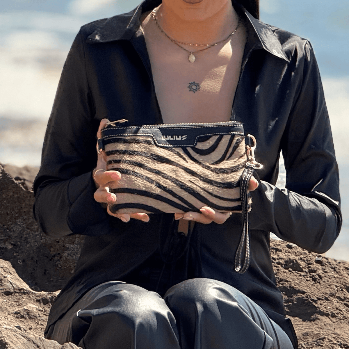 Cartera de Mano de Cuero Negro con Solapa - Cristishop