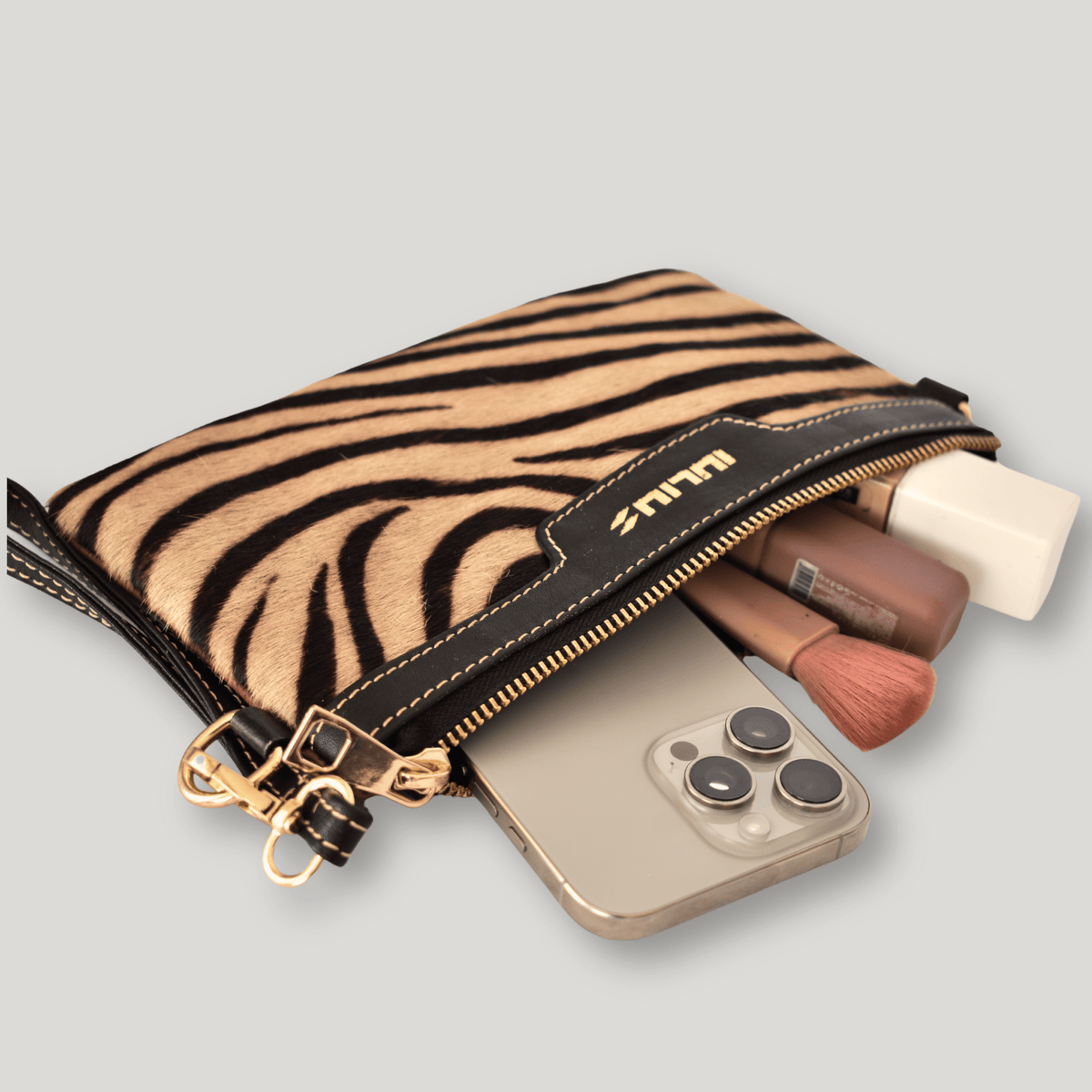 Cartera de Mano de Cuero Negro con Solapa Pelo Cebra – Piel Genuina – IULIUS - cristishop