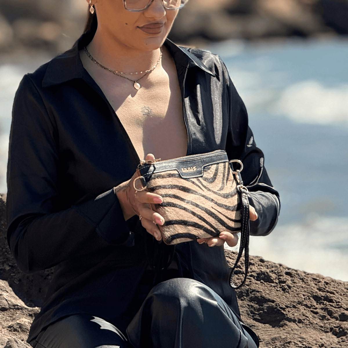 Cartera de Mano de Cuero Negro con Solapa Pelo Cebra – Piel Genuina – IULIUS - cristishop