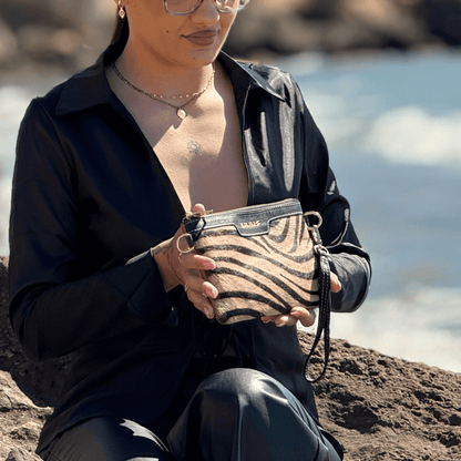 Cartera de Mano de Cuero Negro con Solapa Pelo Cebra – Piel Genuina – IULIUS - cristishop