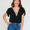 Blusa Negra con Bordado Cuello Pico
