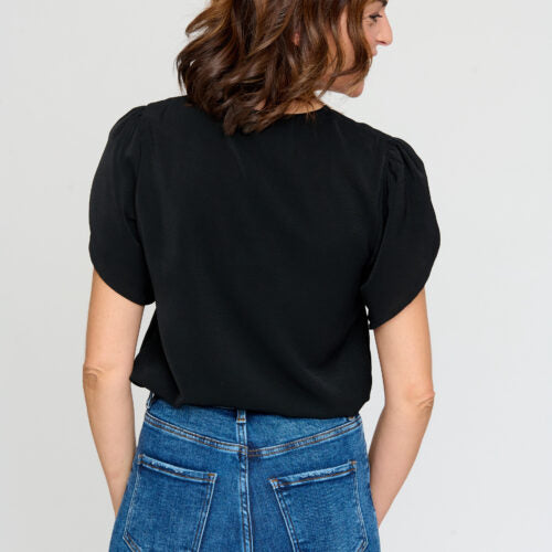 Blusa Negra con Bordado Cuello Pico