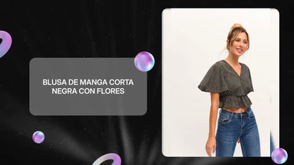 Blusa de Manga Corta Negra con Flores by@Outfy